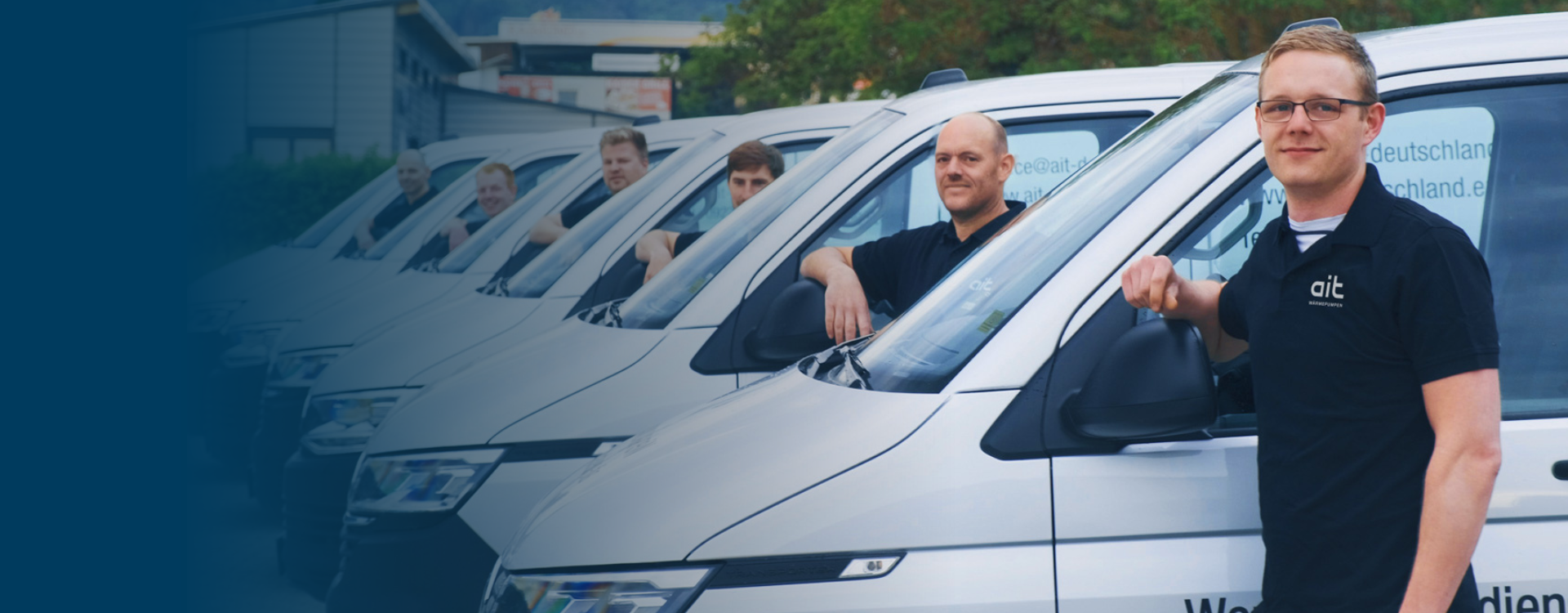 Servicetechniker lehnen an Bussen