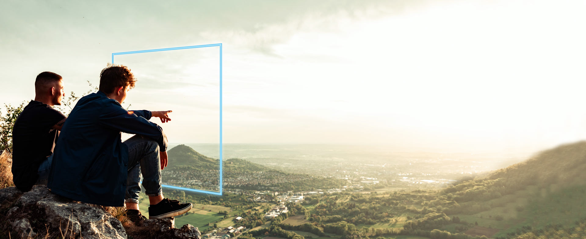 Jungs sitzen auf Felsen blicken auf Stadt