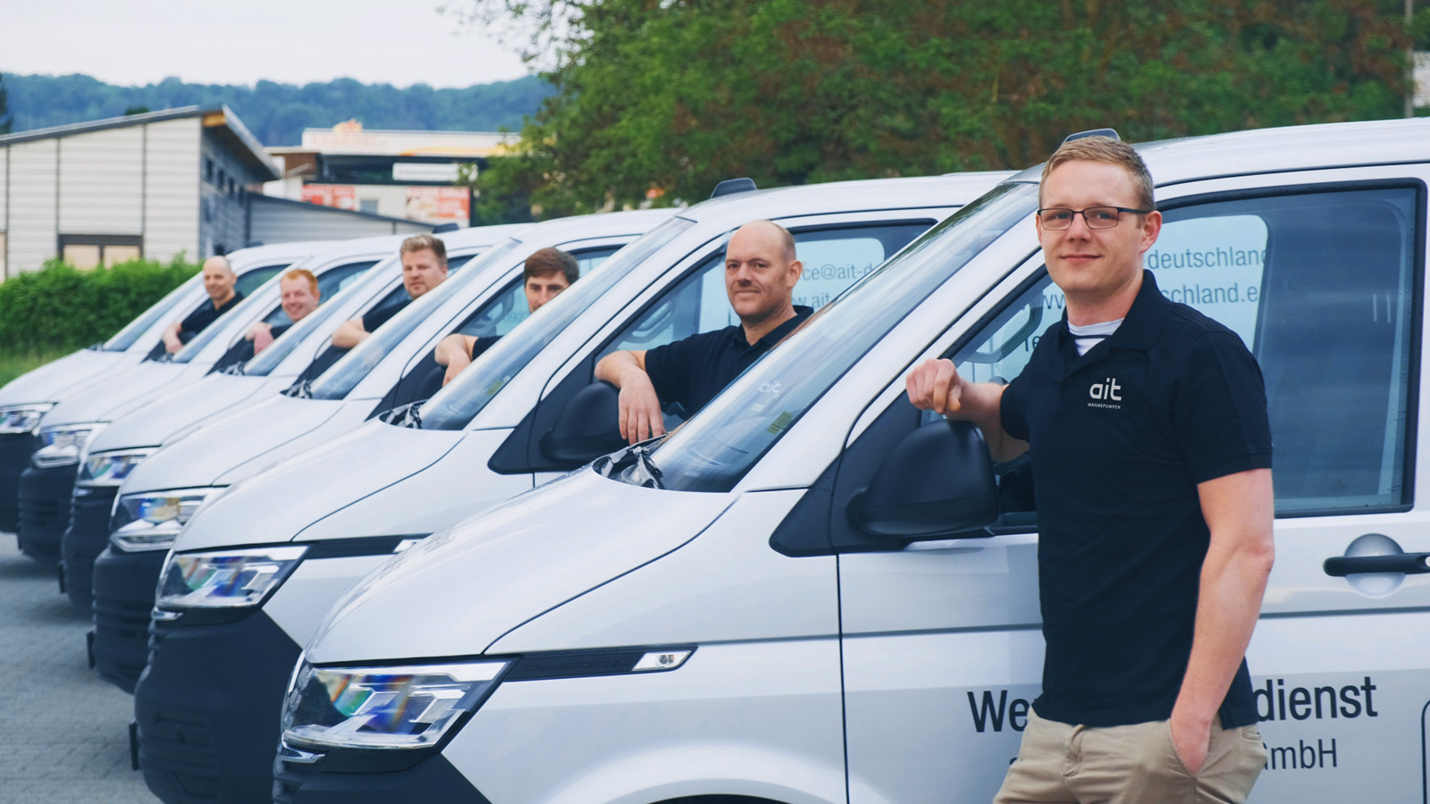 Werkstechniker lehnen an Bussen