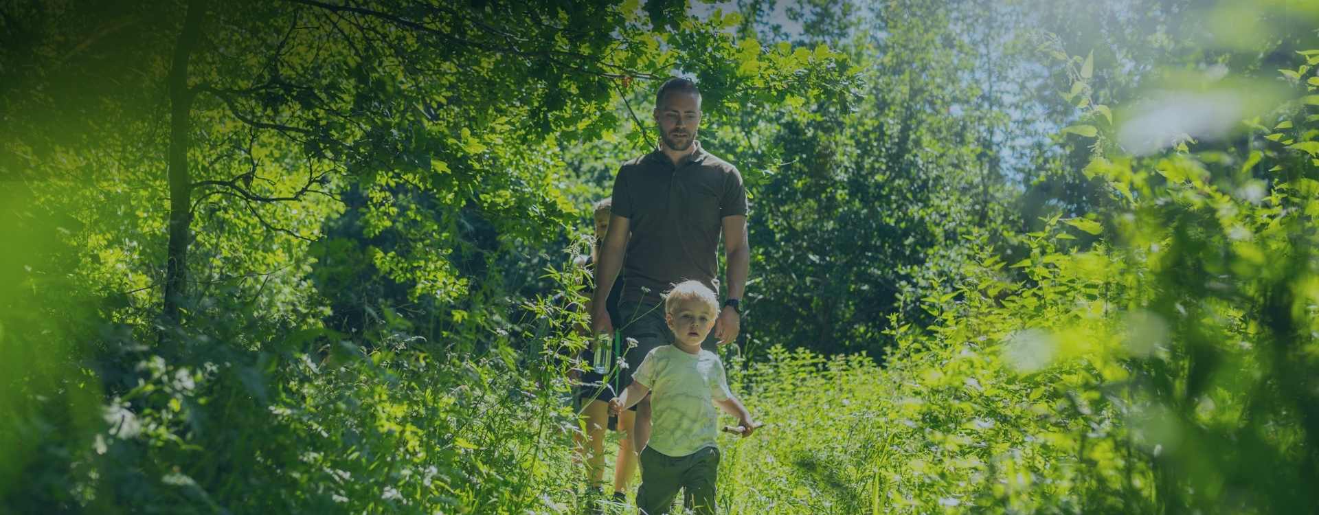 Mann und Kleinkind laufen in der Natur