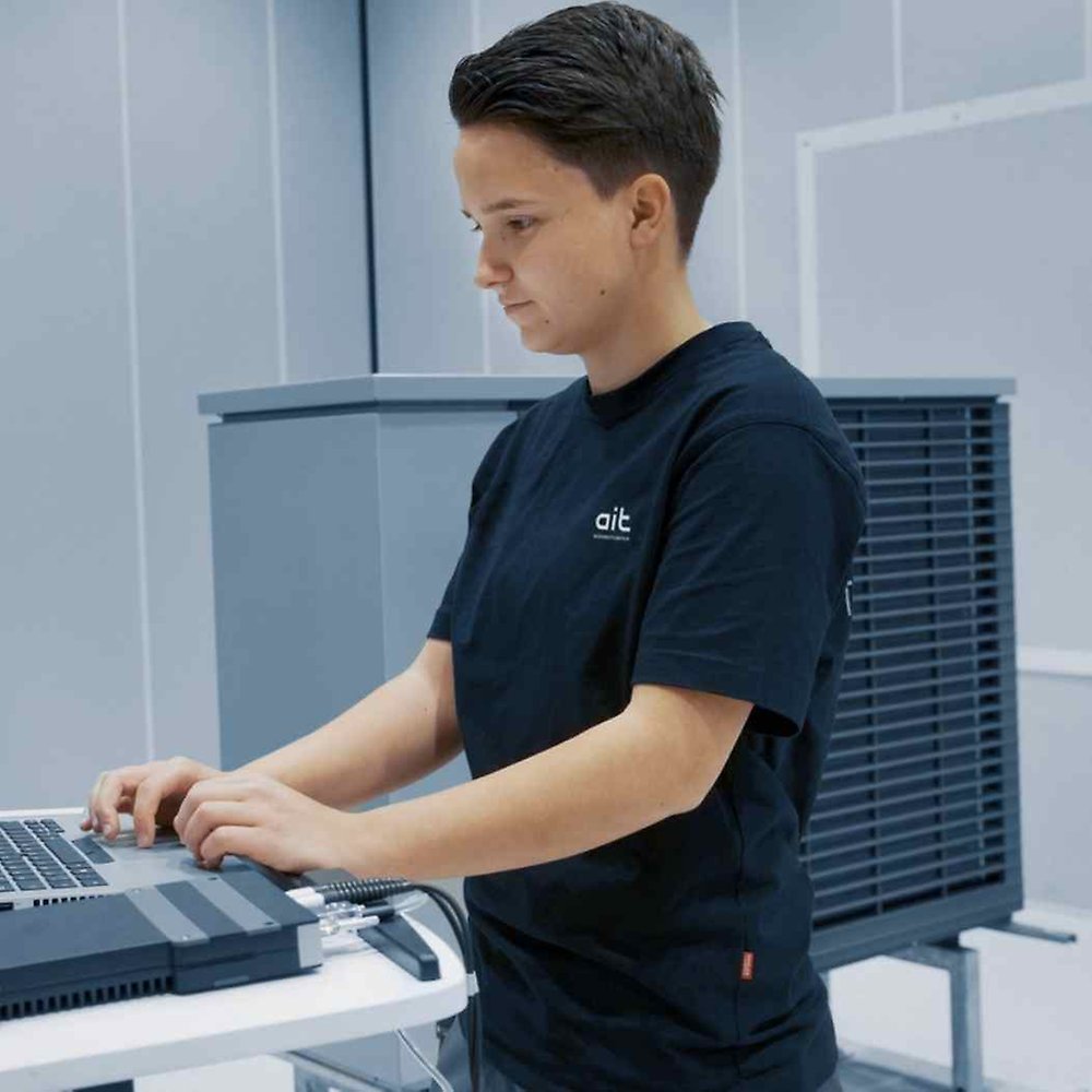Frau im Technology Center der ait